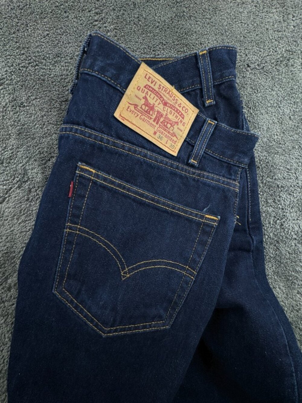 VTG 2002 Levi’s 36x30 Dark Blue Denim Jeans Adult Red Tab Zipper Fly Men